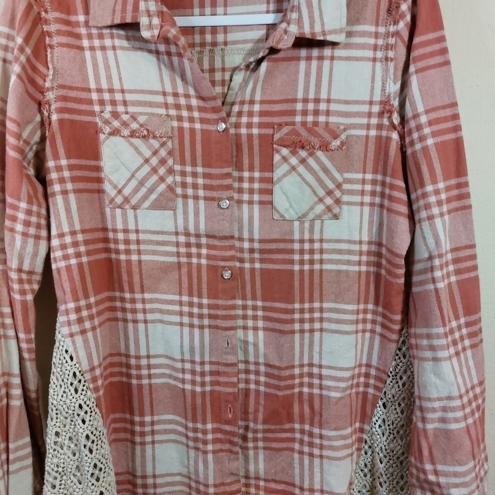 White CROW LADIES LONG SLEEVE BUTTON UP TOP- L 👚 - Picture 3 of 4